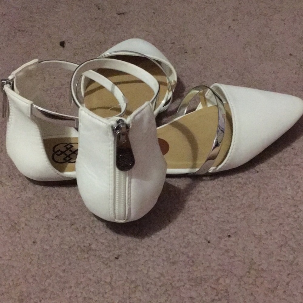 Gorgeous white pointed toe flats with silver Halo strap - Picture 2 of 4